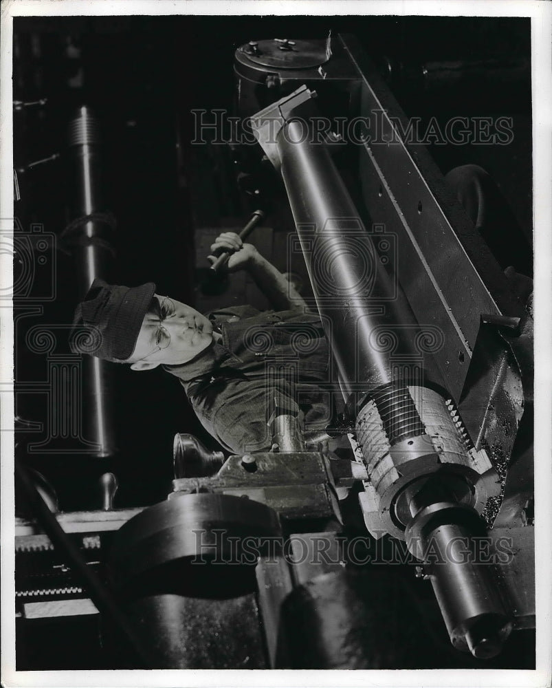 1942 Press Photo Weapons Manufacturing, General Electric Plant-Historic Images