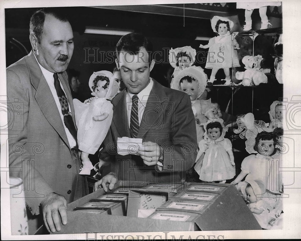 1950 Press Photo Store manager D. Lowell Johnson Robert Melde - Historic Images