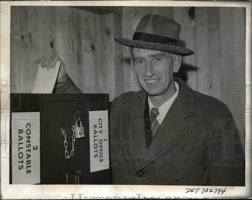 1943 Mayor Edward J. Jeffries Was The 78th Person To Cast Ballot - Historic Images