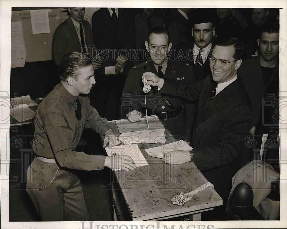 1941 Press Photo Maj. Edward G. Joseph Commanding Officer,Pvt. Harold Gluck - Historic Images