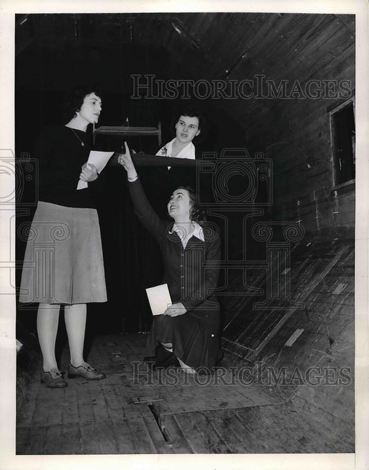 1943 50 Women Taking Aeronautical Course at NYU - Historic Images