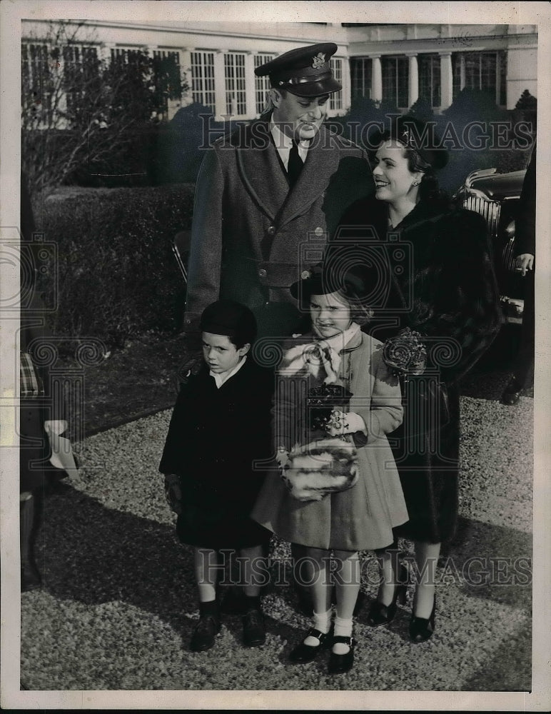 1941 Press Photo Captain Elliott Roosevelt,Mrs. Roosevelt,Elliott Jr.,Chandler-Historic Images