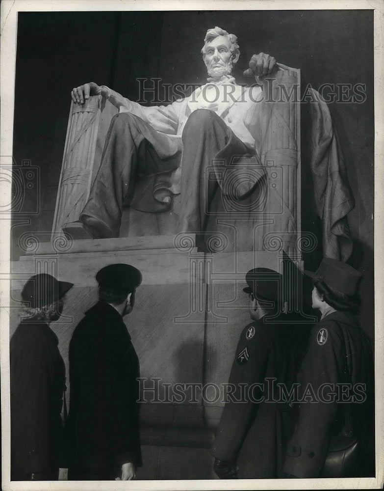 1943 Press Photo The statue inside the Lincoln Memorial in Washington DC. - Historic Images