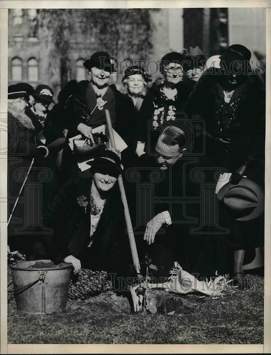 1935 Rev. Herbert S. Johnson, Mrs. F.R. Silverthon - Historic Images
