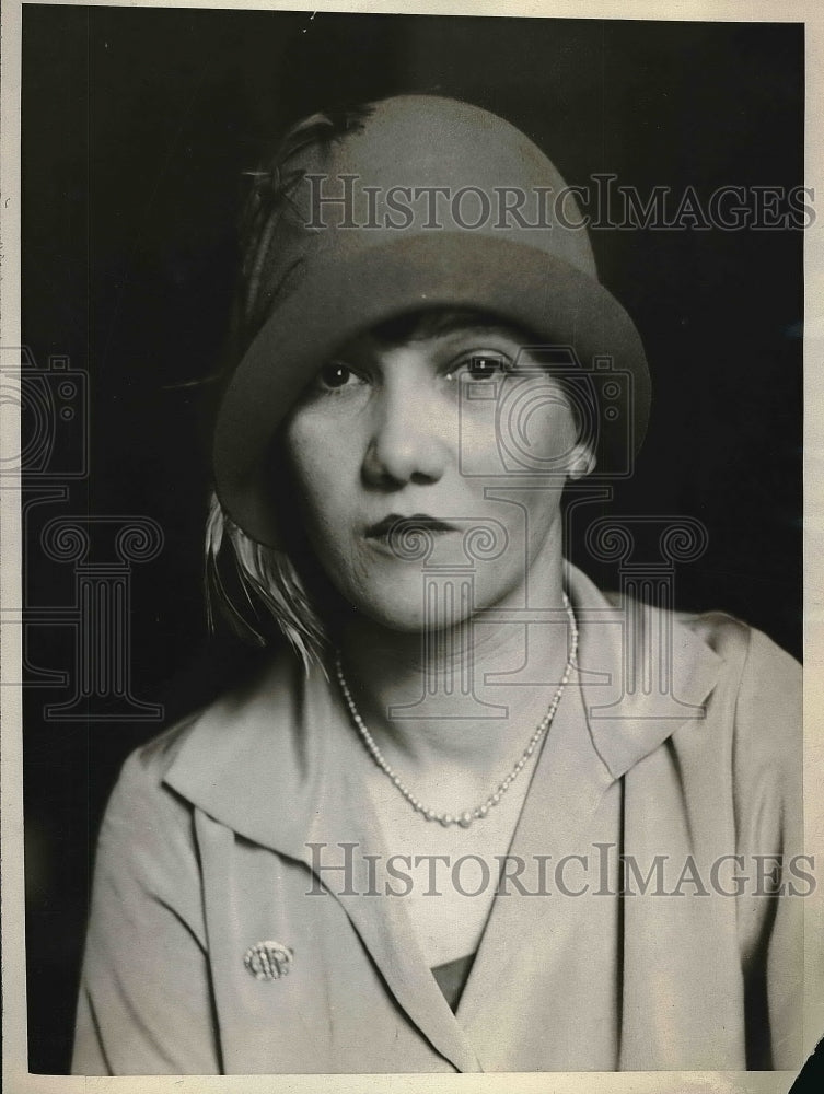 1926 Press Photo Fashion Model Displaying Hat-Historic Images
