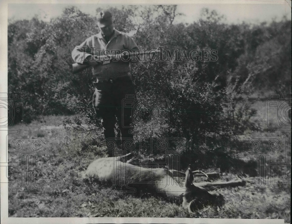 1932 Press Photo Hunter John H. Garner With Eight Point Buck Which He Shot - Historic Images