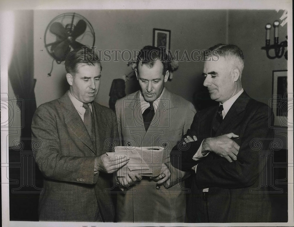 1937 Press Photo Henry Wallace Roy Kimmel &amp; M L Wilson going over paperwork - Historic Images