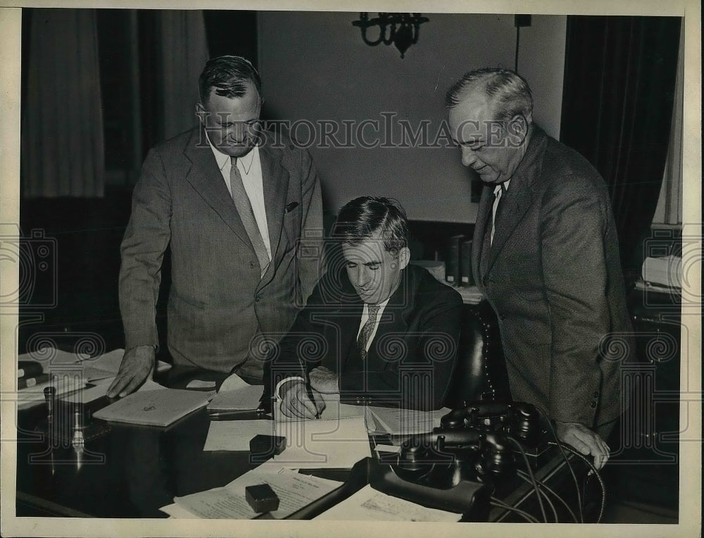 1933 Press Photo Sec of Agriculture Henry Wallace signing Milk Agreement - Historic Images
