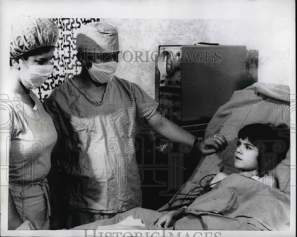 1968 Nick Giannaris Visit Daughter Maria St Luke's Texas Hospital - Historic Images
