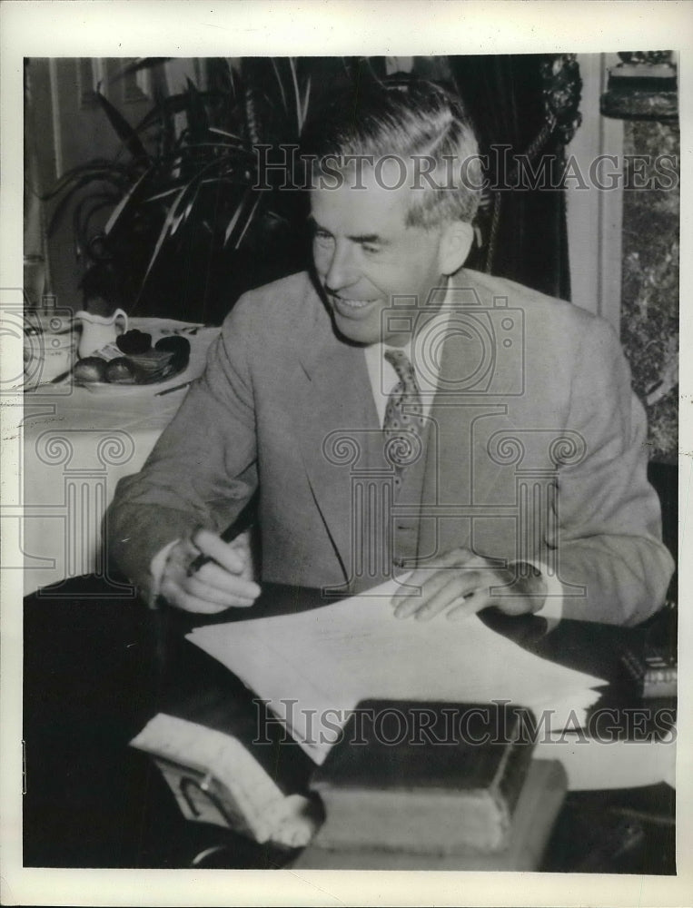 1941 Press Photo Vice President Henry Wallace Signs Tax Bill In Washington DC - Historic Images