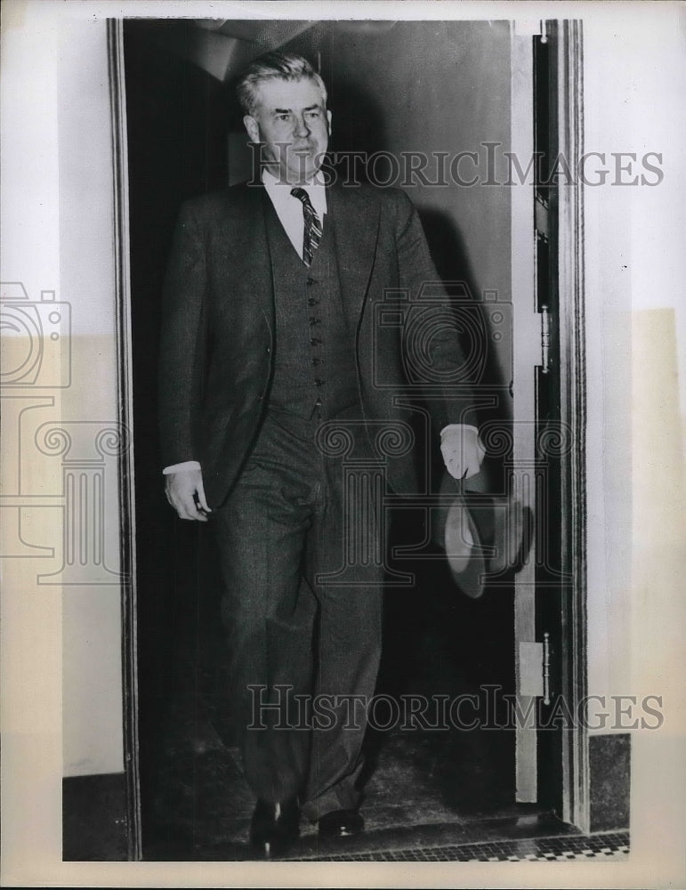 1946 Press Photo Secretary of Commerce Henry A. Wallace leaving his office - Historic Images