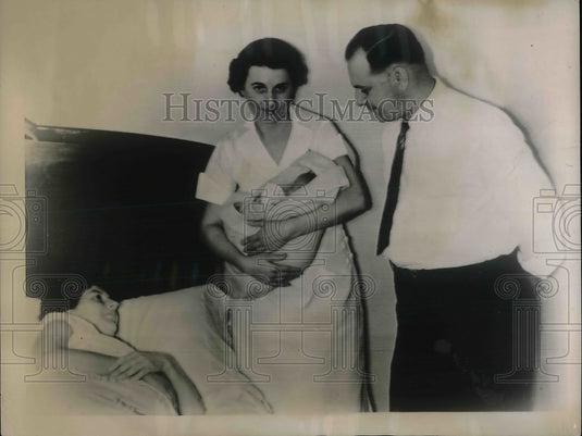 1939 Press Photo Nurse Holding 1 of Twins of Mr & Mrs William Scherle - Historic Images