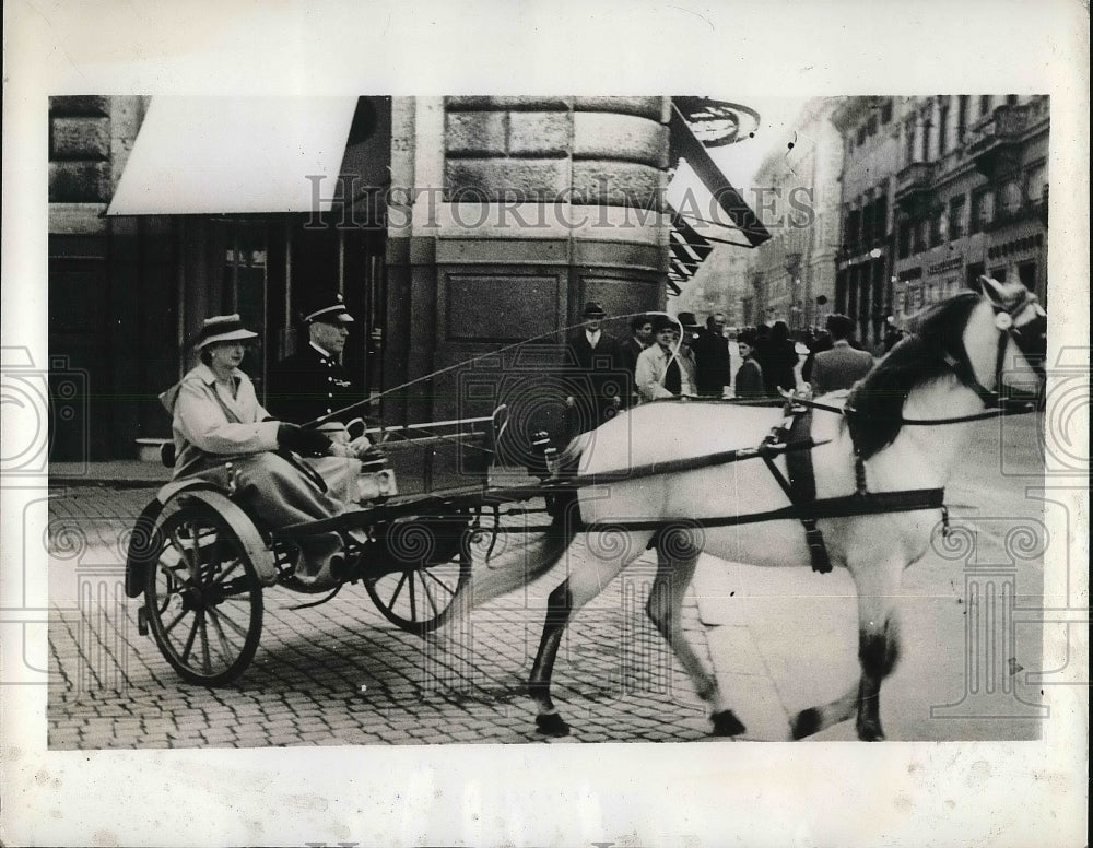 1941 Press Photo Countess Jolanda Sajova Count Calvi Bergolo Carriage - Historic Images