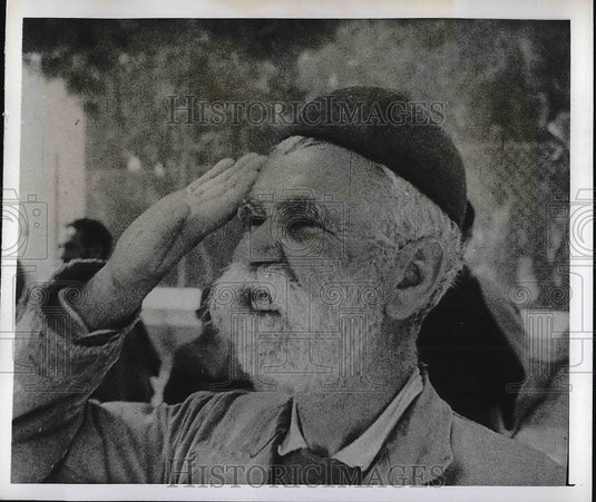 1943 Press Photo French Colonial Salutes British 8th Army In El Hamma-Historic Images