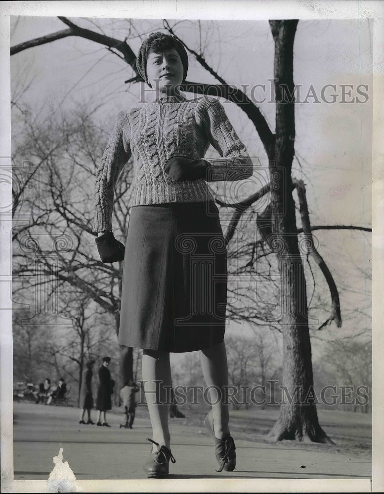 1944 Press Photo Broadway Singer Kitty Martin Walks In Parus - Historic Images