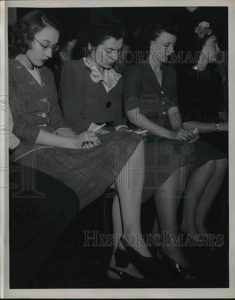 1945 Press Photo Thompson Products Employers - Historic Images