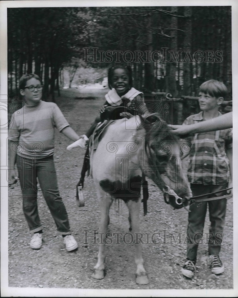 Press Photo Grenda Joyner Rides Chia At Game Farm - Historic Images