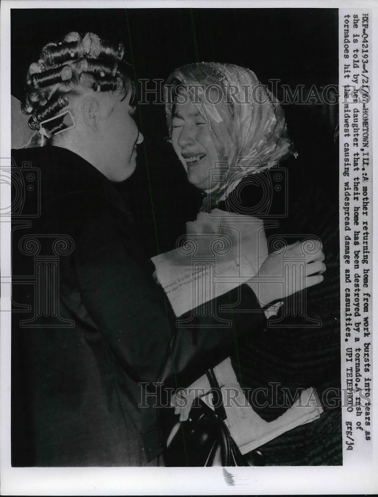 1967 Press Photo Hometown, Ill Mom gets news that home destroyed by a tornado - Historic Images