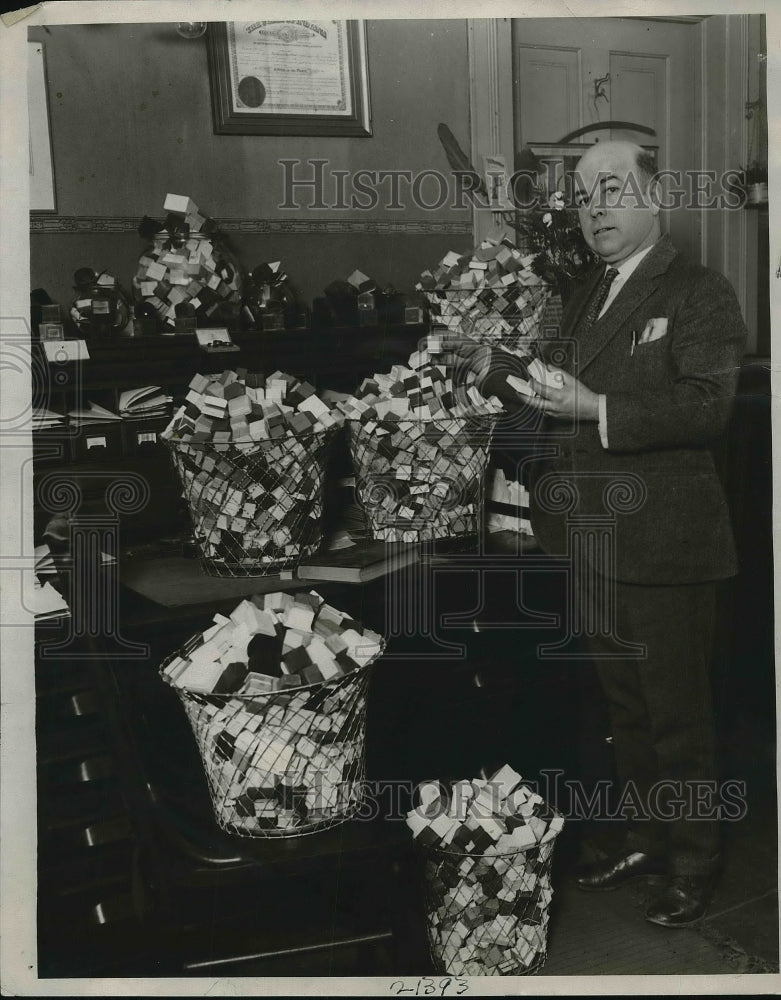 1926 Press Photo Howard H Kemp Empty wedding ring boxes 1926 - Historic Images