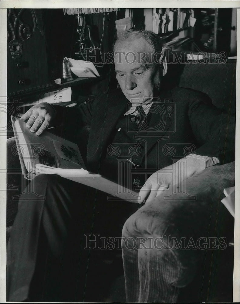 1935 Press Photo Dr Arthur Houghton looks at plants with fire resistance in Cal. - Historic Images