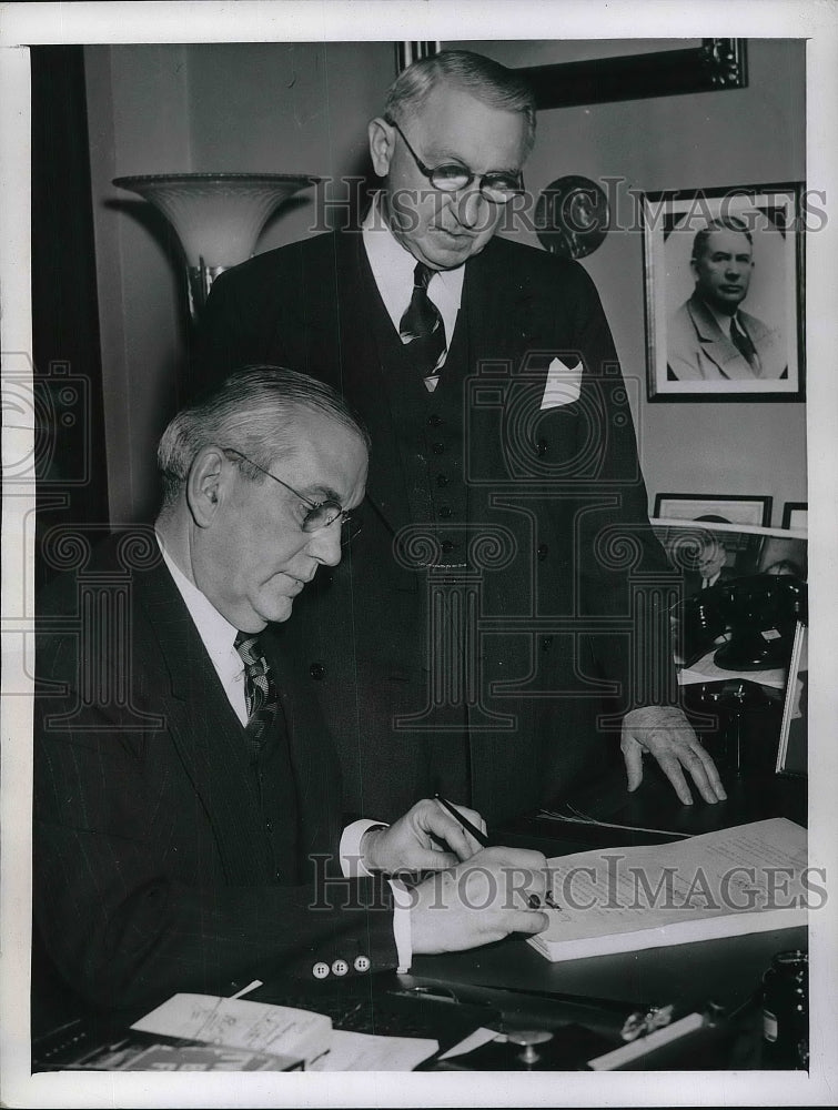 1944 Press Photo Col. Edwin Halsey Secretary Of Senate &amp; Senator Walter George - Historic Images