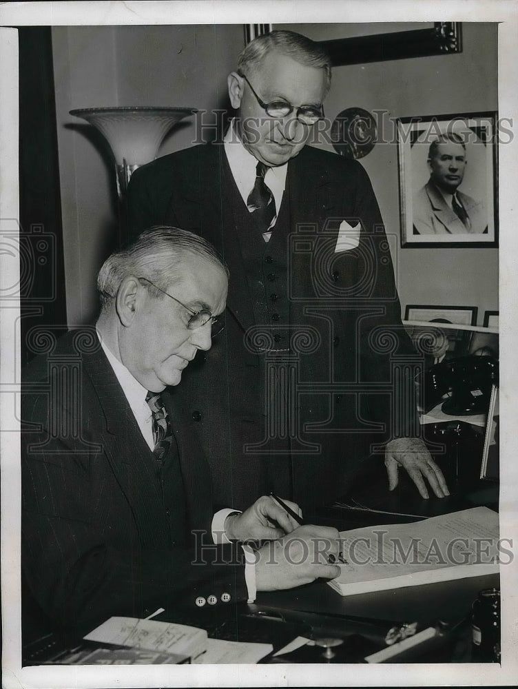 1944 Press Photo Edwin Halsey & Walter George sign override of tax bill veto - Historic Images