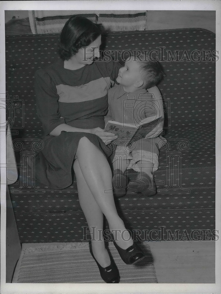 1942 Press Photo Dorothy Round Little and her 3-year-old son, Ian - Historic Images