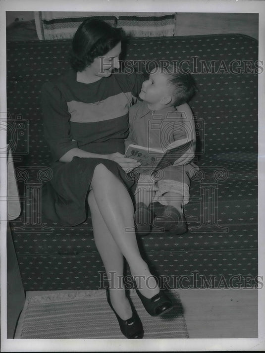 1942 Press Photo Dorothy Round Little and her 3-year-old son, Ian - Historic Images
