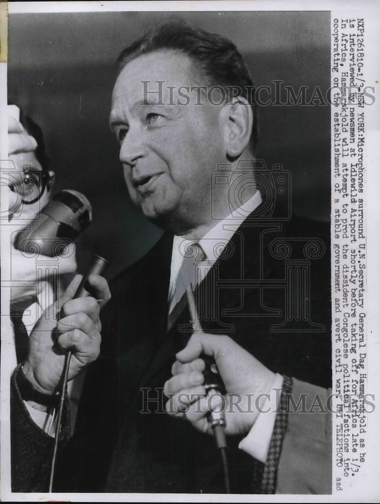 1956 Press Photo Un Sec Gen Dag Hammarskjold interviewed by reporters - Historic Images