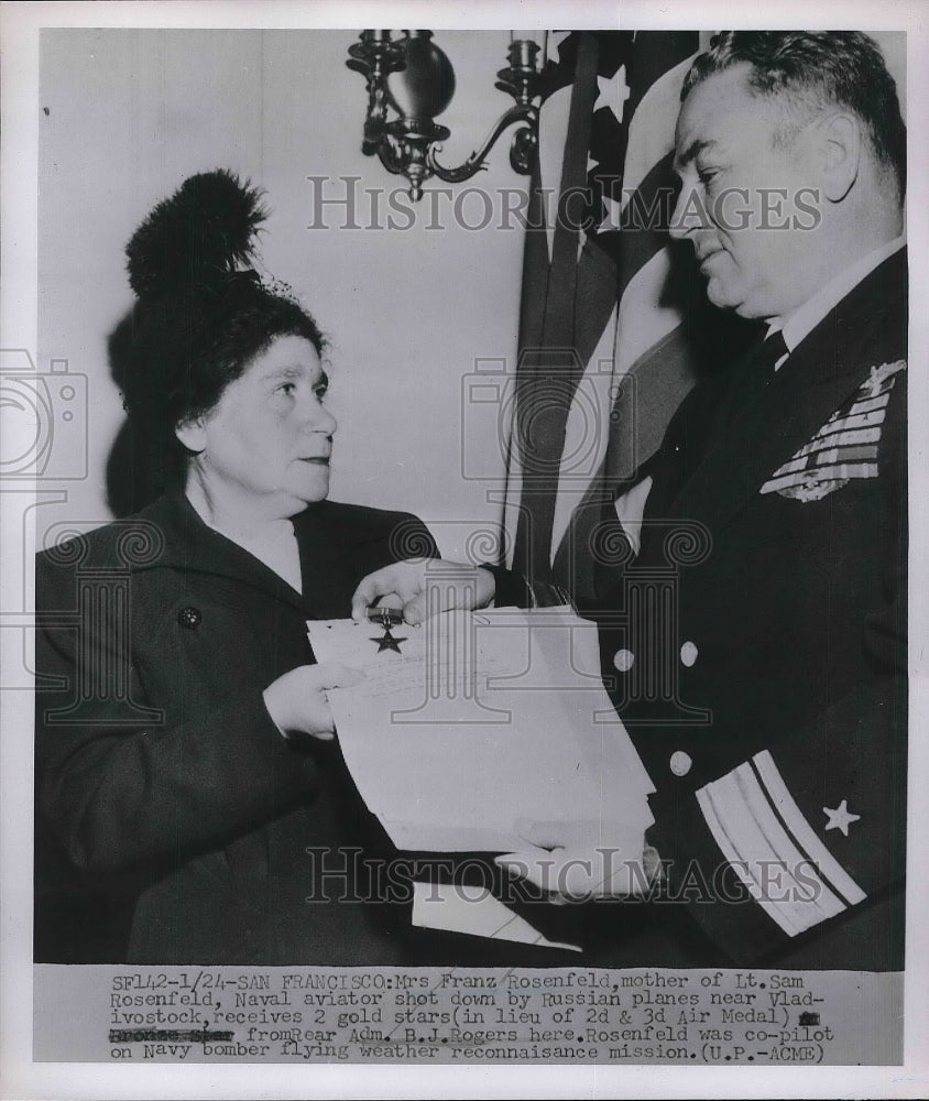 1952 Press Photo Mrs Franz Rosenfeld Receives 2 Gold Stars For Her Son - Historic Images
