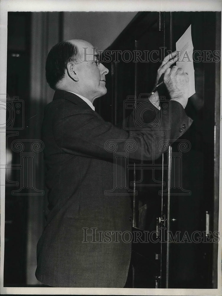 1932 Press Photo Michigan Republican Carl Napes Signs Agreement To End Debate - Historic Images