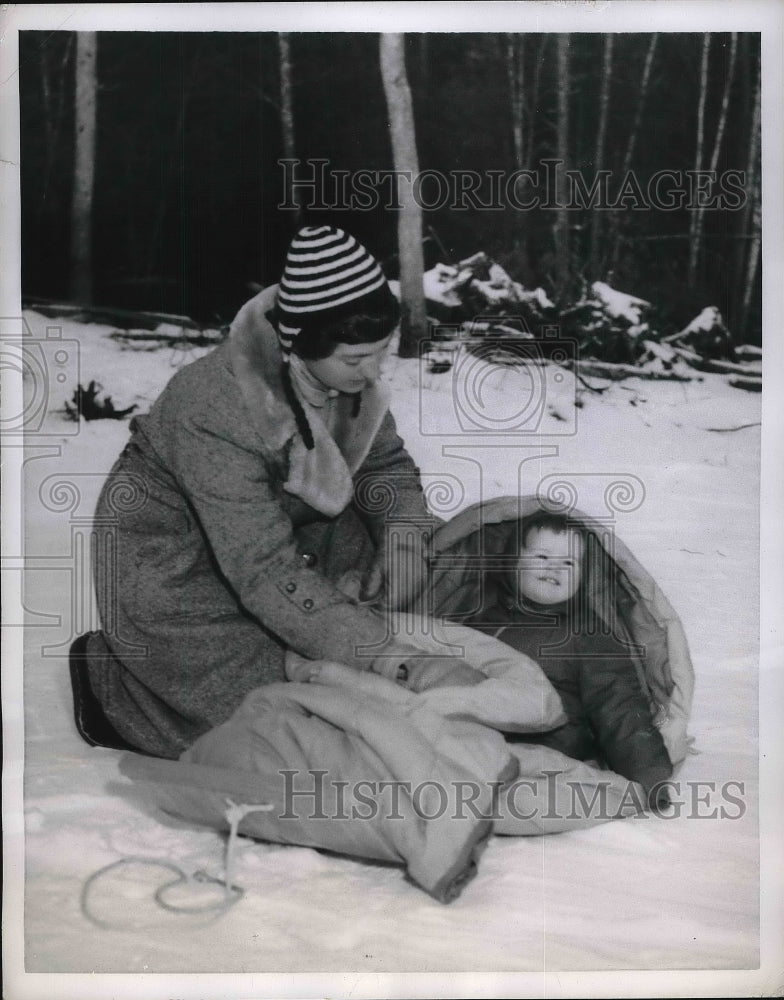 1955 Press Photo Pat &amp; Daughter Nancy Henderson Watch Ski Coach Don Henderson - Historic Images