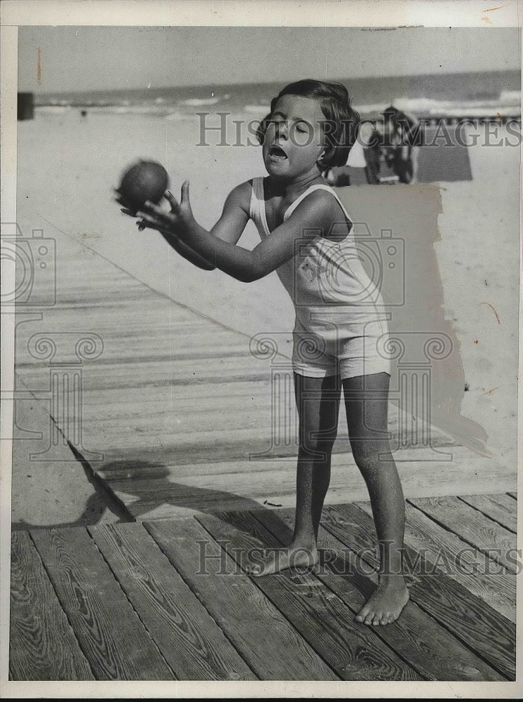 1932 Press Photo Young Carol Hammerstein Playing at Sea Spray Beach-Historic Images