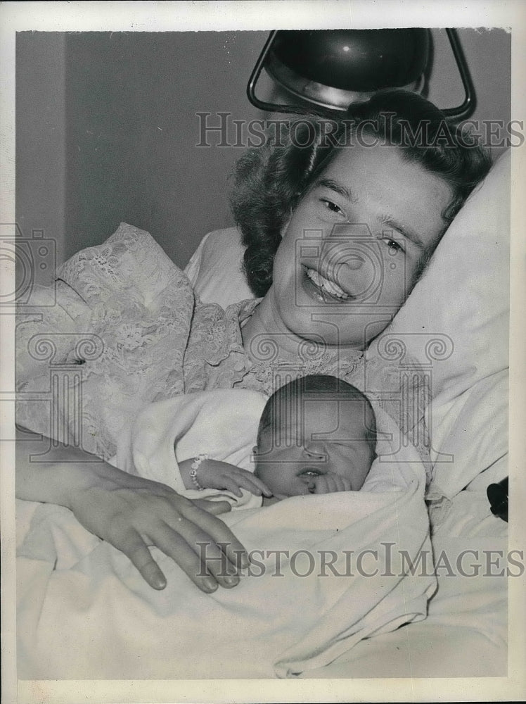 1941 Press Photo St Louis, Mo Mrs C Boyd Rogers & Gov grandbaby at hospital - Historic Images