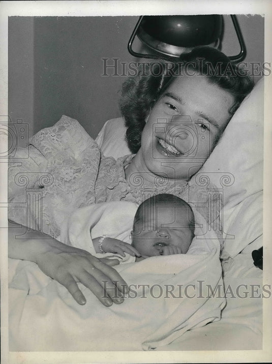 1941 Press Photo St Louis, Mo Mrs C Boyd Rogers & Gov grandbaby at hospital - Historic Images