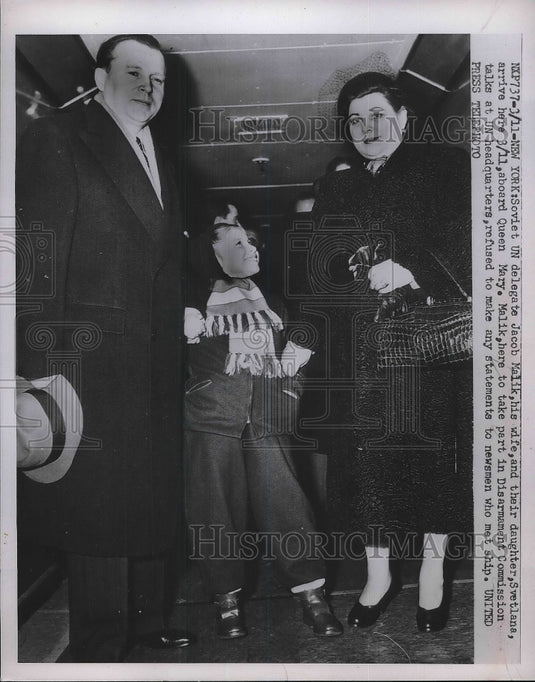 1952 Press Photo Soviet UN Delegate Jacob Malik & Family Arrive In New York - Historic Images