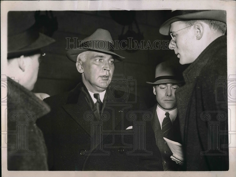 1938 Press Photo Paul McNutt with Reporters - Historic Images