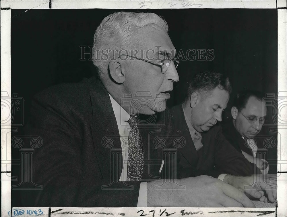 1942 Press Photo Wash.D.C. Paul V. McNutt, chair of War Manpower Commission - Historic Images