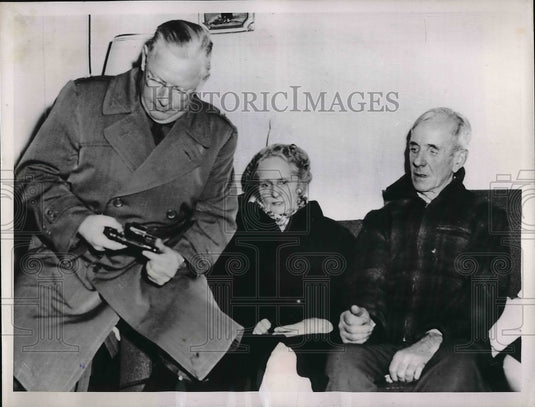 1952 Press Photo Capt. J. Ronan Mr. and Mrs. Wadsworth - Historic Images