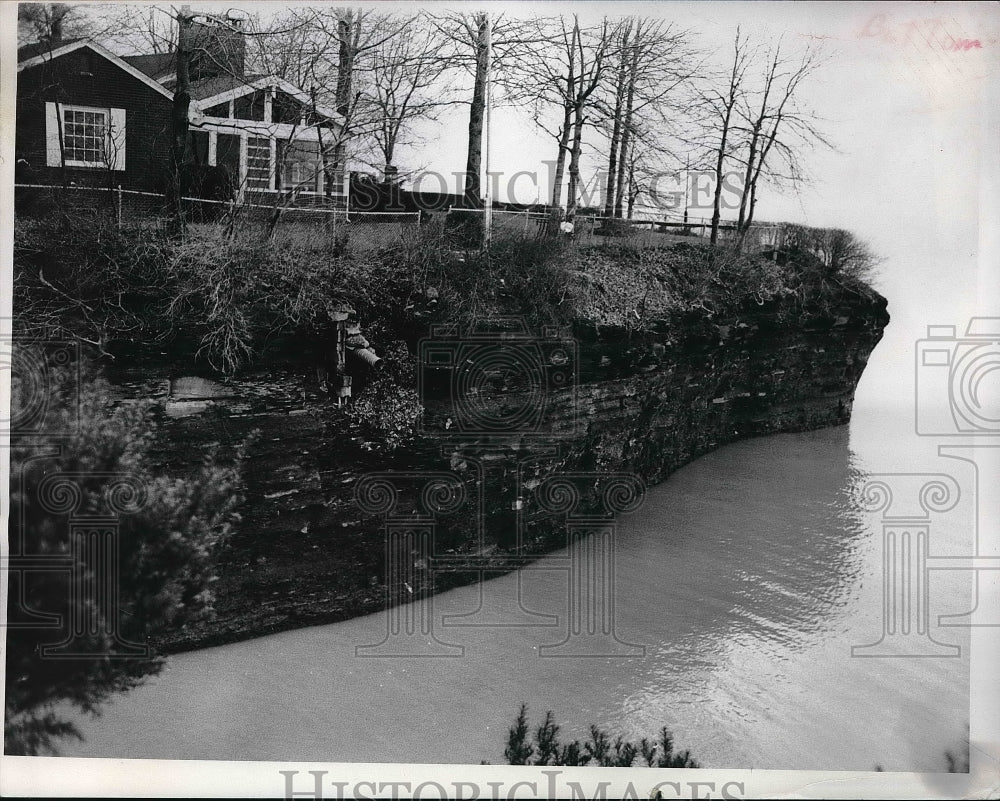 Press Photo Erosion at foot of Coveland Avenue, Sheffield Lake - Historic Images