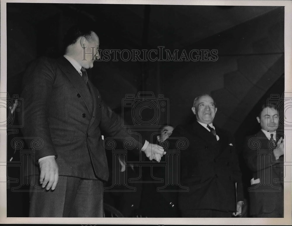 1937 Press Photo Mahoney and Wagner Holding hands - Historic Images