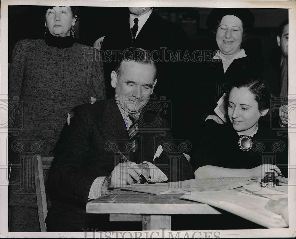 1937 Press Photo J. Mohoney signing his name To Register - Historic Images