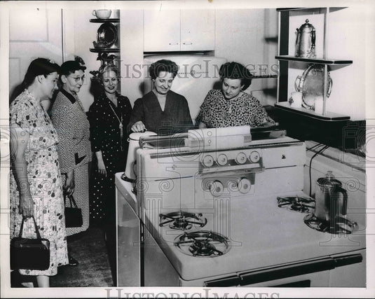 1955 Press Photo Mrs. Leo A. Hoegh, Iowa Housewives Tour Governor's Mansion - Historic Images