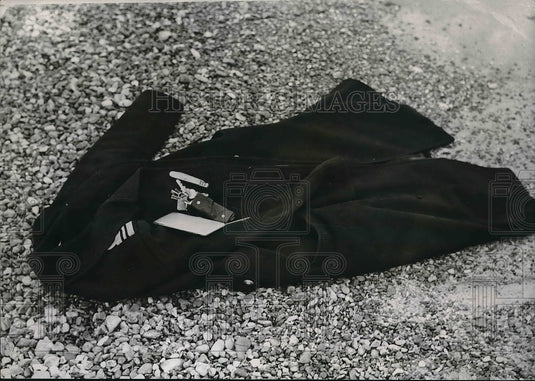 1940 Commanding Officer's metal articles before examining mine - Historic Images
