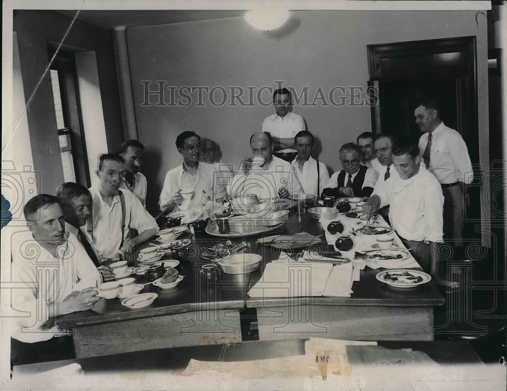 1933 Press Photo Clerks Of Chicago&#39;s Stock &amp; Grain Trading Houses Eat Breakfast-Historic Images