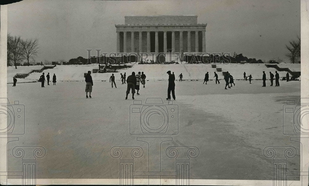 1932 Reflecting Pool adjacent to Lincoln Memorial, Washington, D. C. - Historic Images