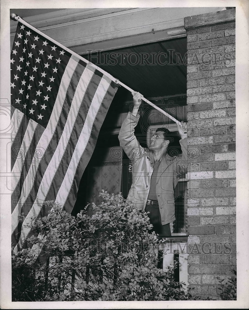 1946 Charles T. Dunn, Detroit, Corporal, U.S. Marines, American Flag - Historic Images