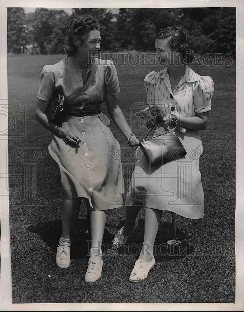 1939 Press Photo Mrs Denny Shute, Mrs Leo Diesal Tally Husband&#39;s Golf Scores - Historic Images