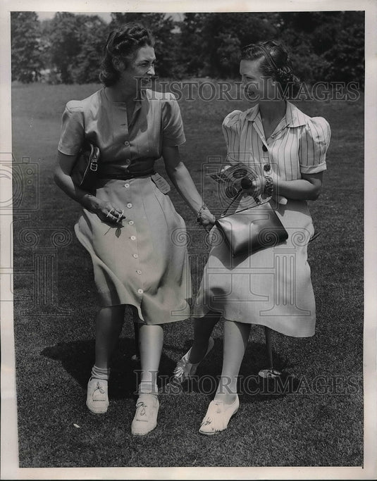 1939 Press Photo Mrs Denny Shute, Mrs Leo Diesal Tally Husband's Golf Scores - Historic Images