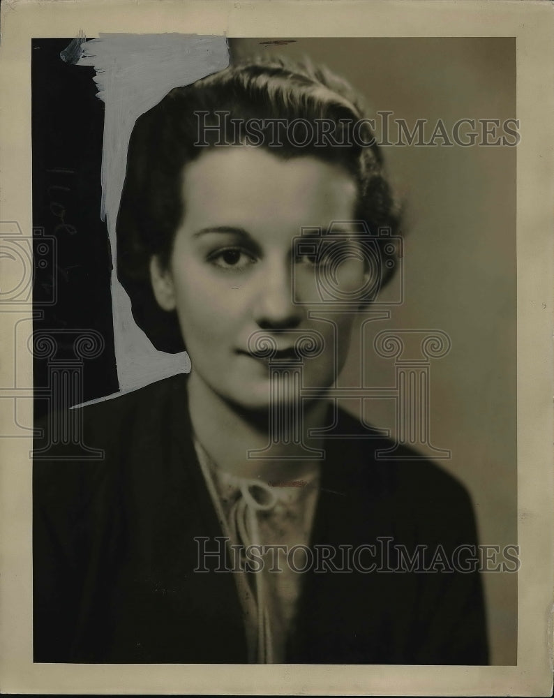 1934 Press Photo Genevieve Butler Poses For Photo - Historic Images